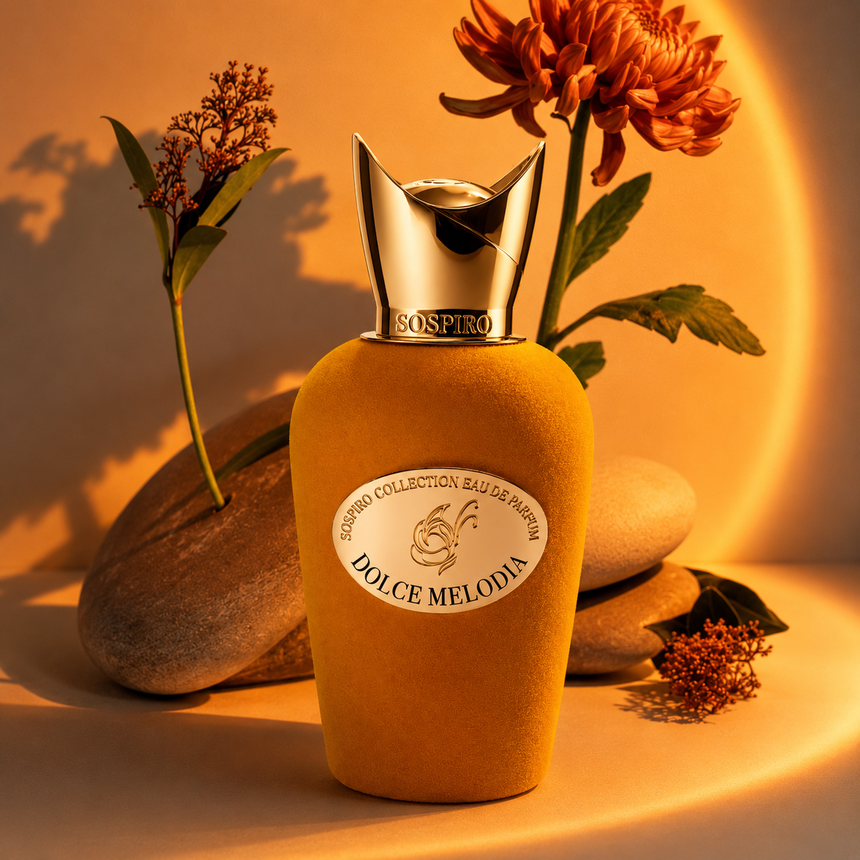 Dolce Melodia de Sospiro, eau de parfum 100 ml, flacon en mise en scène avec galets et chrysanthème orangé.
