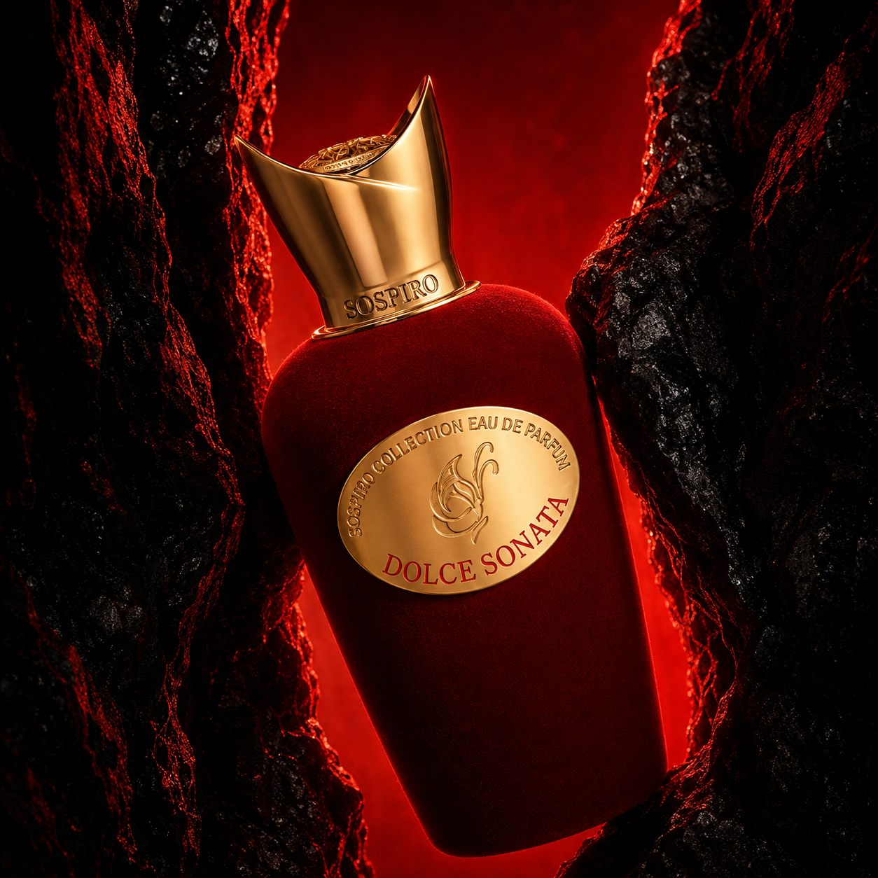 Dolce Sonata de Sospiro, eau de parfum 100 ml, flacon en mise en scène dans une faille rocheuse rouge.