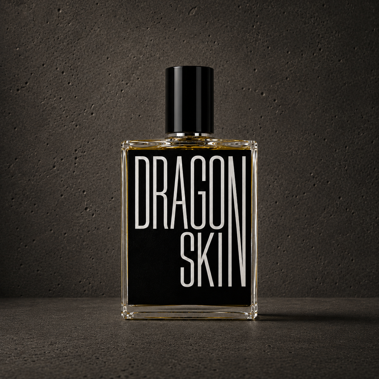 Flacon Dragon Skin Indices Parfums mis en scène sur fond brun sombre texturé