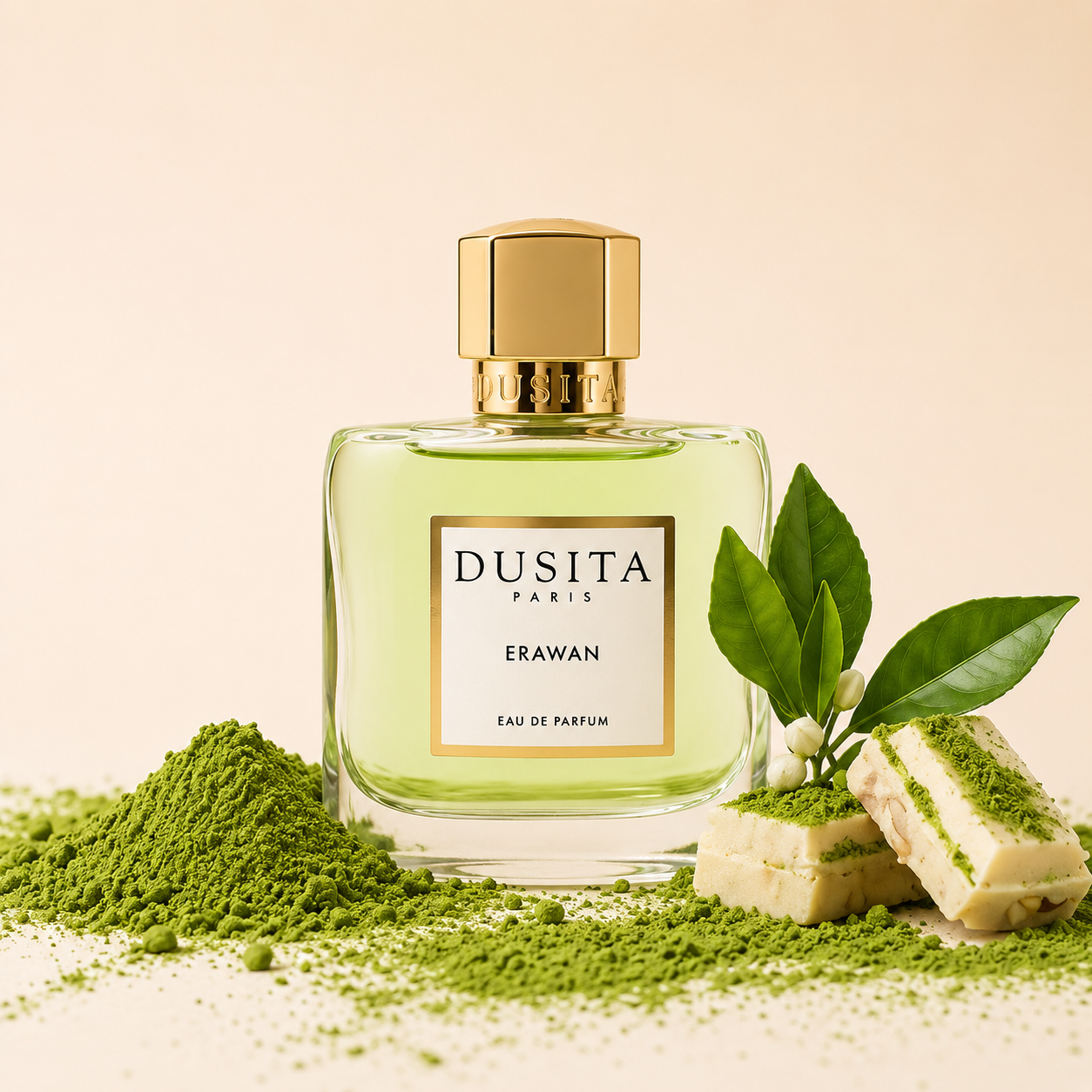 Dusita Paris Erawan entouré de thé matcha, feuilles de thé vert et pâtisserie à la pistache