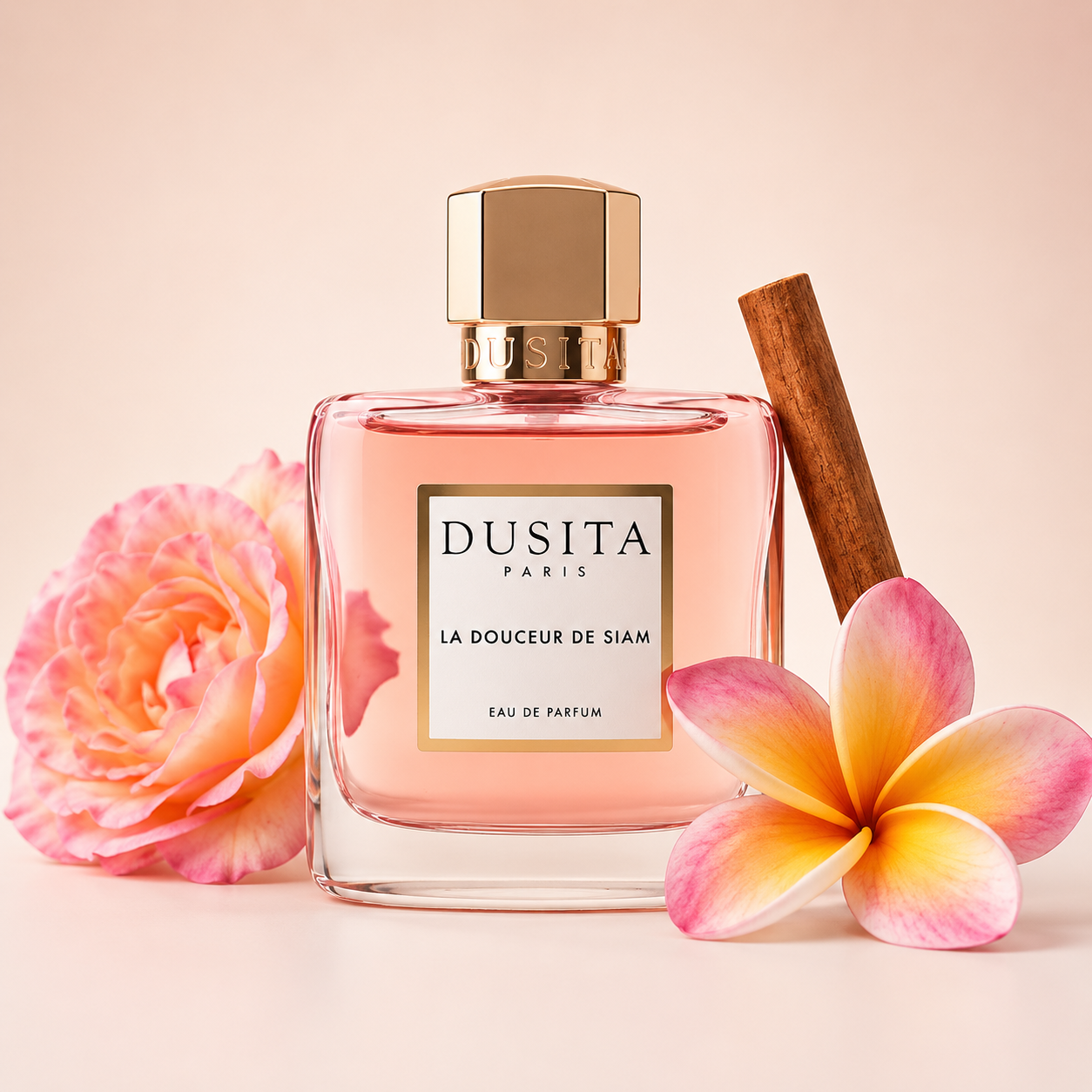 Dusita Paris La Douceur de Siam entouré de rose, frangipanier et bois de santal