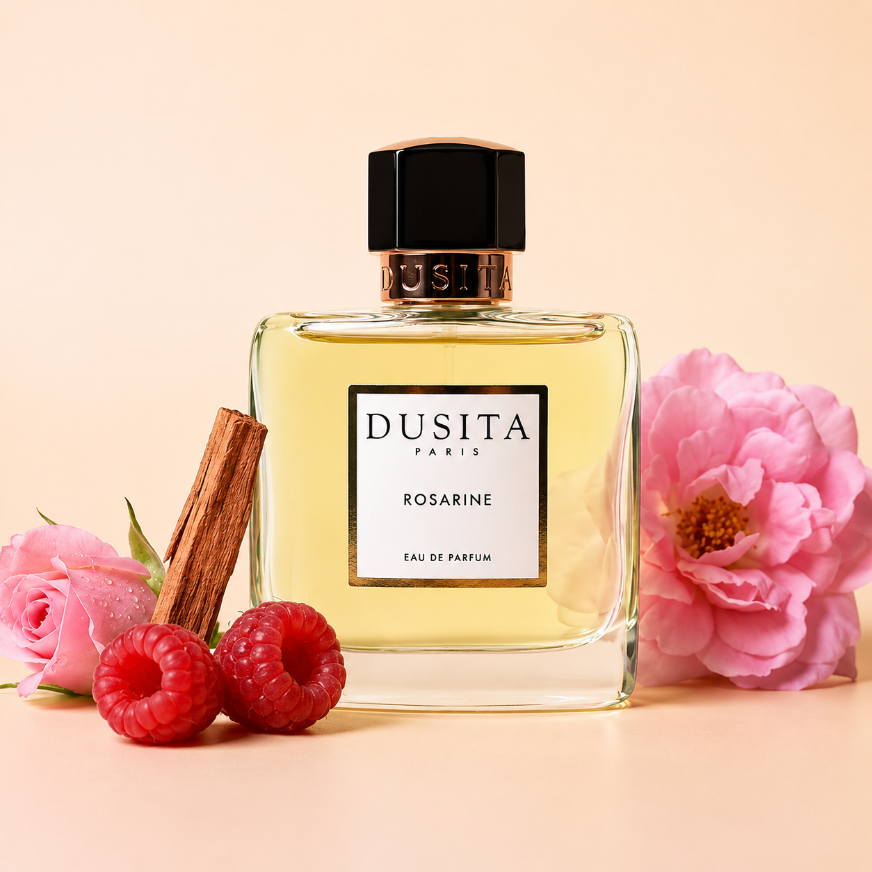 Dusita Paris Rosarine entouré de roses, fruits rouges et musc
