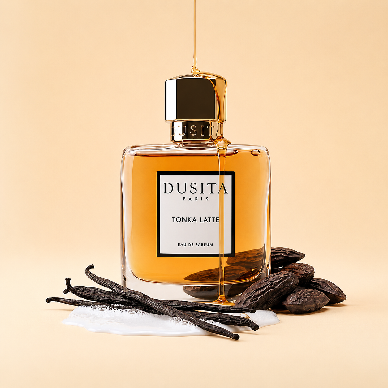 Dusita Paris Tonka Latte entouré de fèves tonka, lait et café