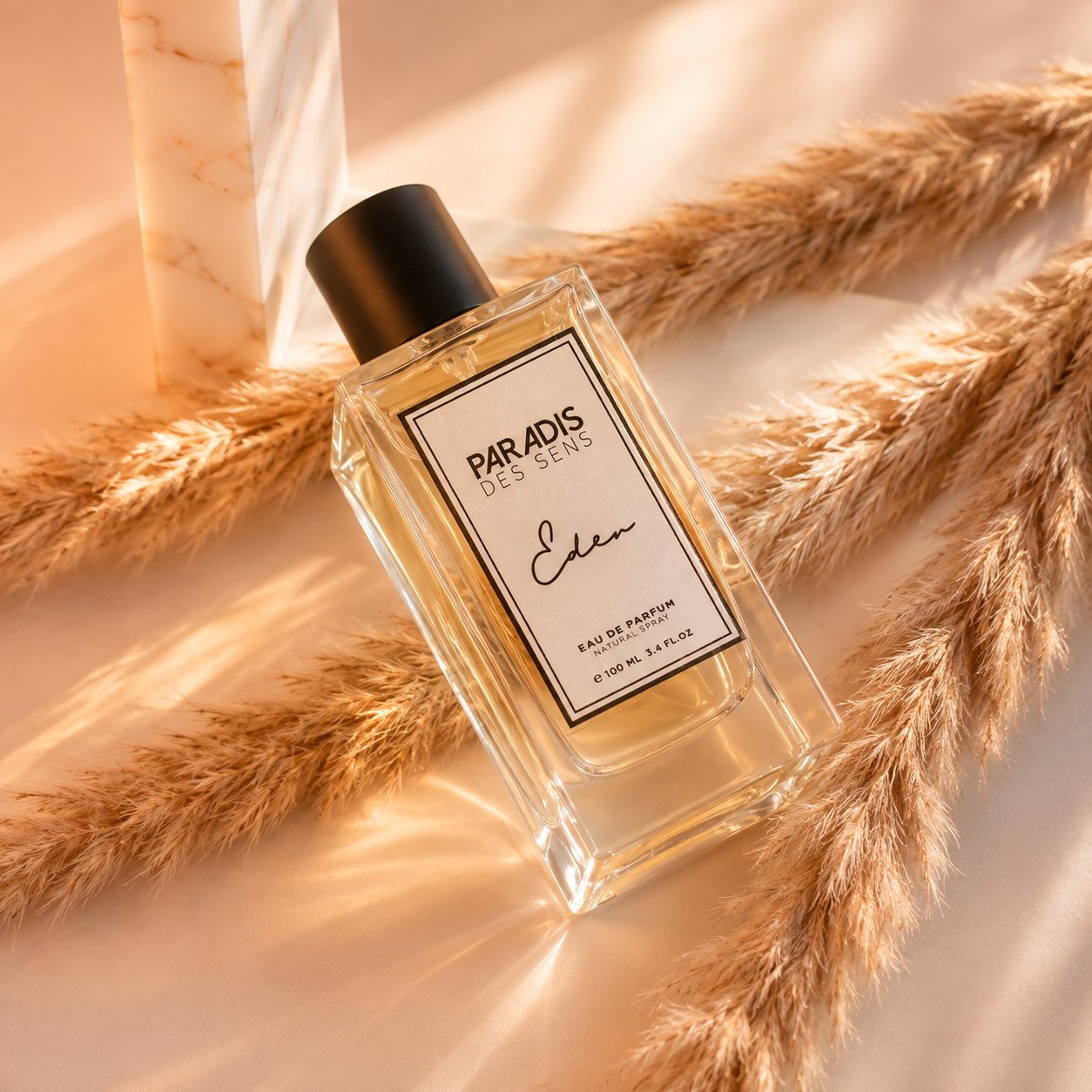 Eden de Paradis des Sens, eau de parfum 100 ml, flacon transparent en mise en scène.