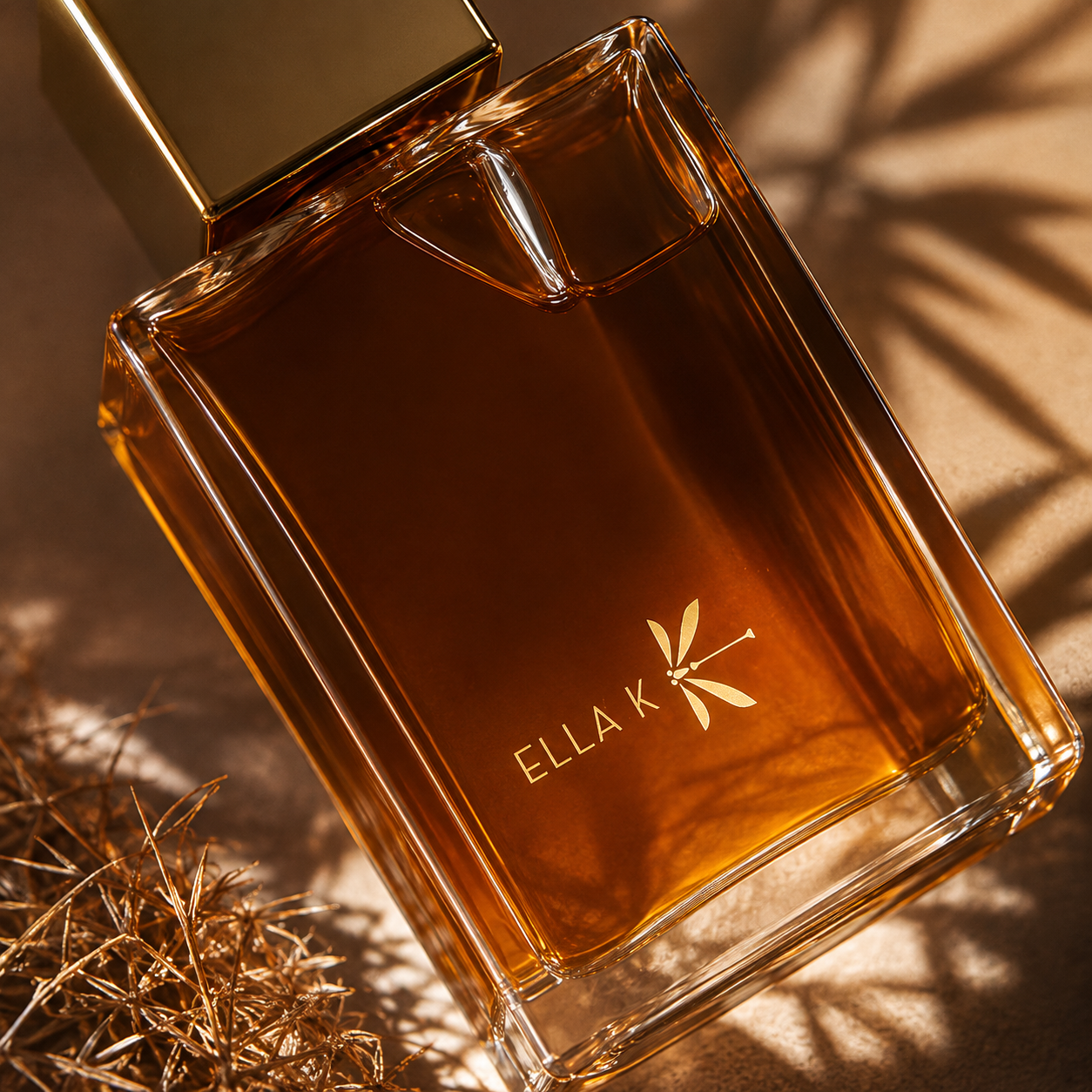 Cri du Kalahari d'Ella K, eau de parfum, flacon en mise en scène désertique aux tons ambrés avec ombres végétales.