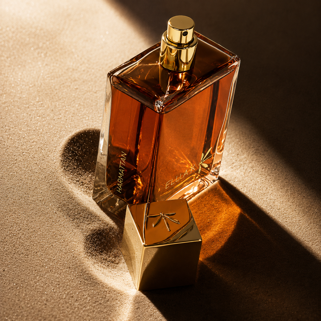 Parfum Harmattan Ella K sans capot dans une ambiance ambrée avec jeux de lumière et ombres