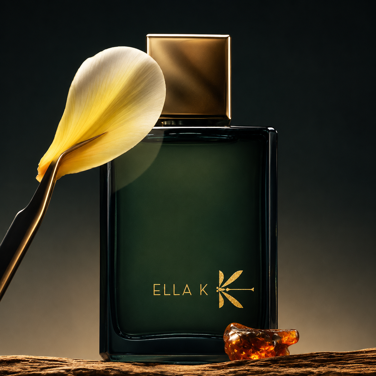 Parfum Myrrh K Ella K en mise en scène sombre avec fleur dorée, résine ambrée et bois