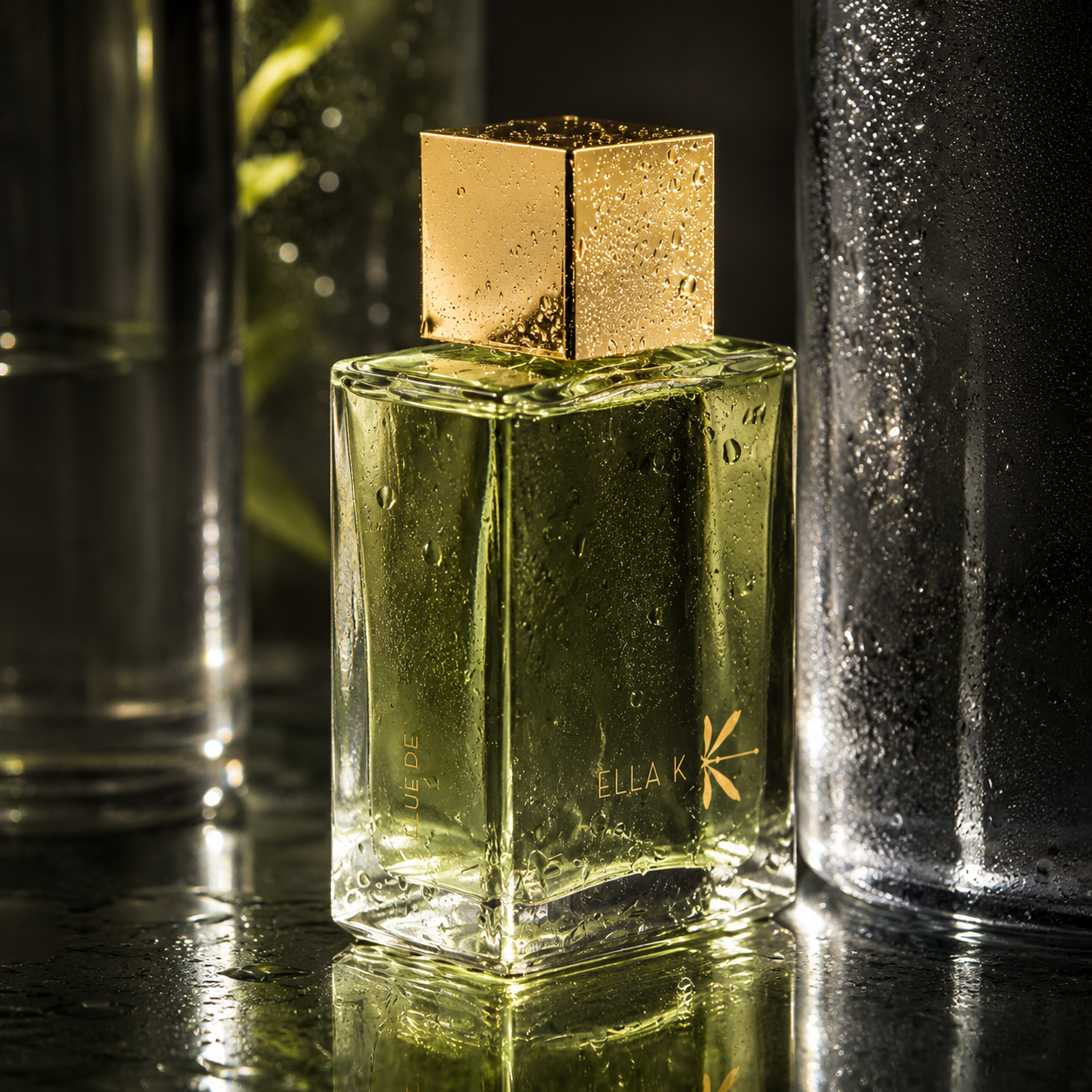 Pluie sur Ha Long d'Ella K, eau de parfum, flacon couvert de gouttes d'eau en mise en scène végétale.