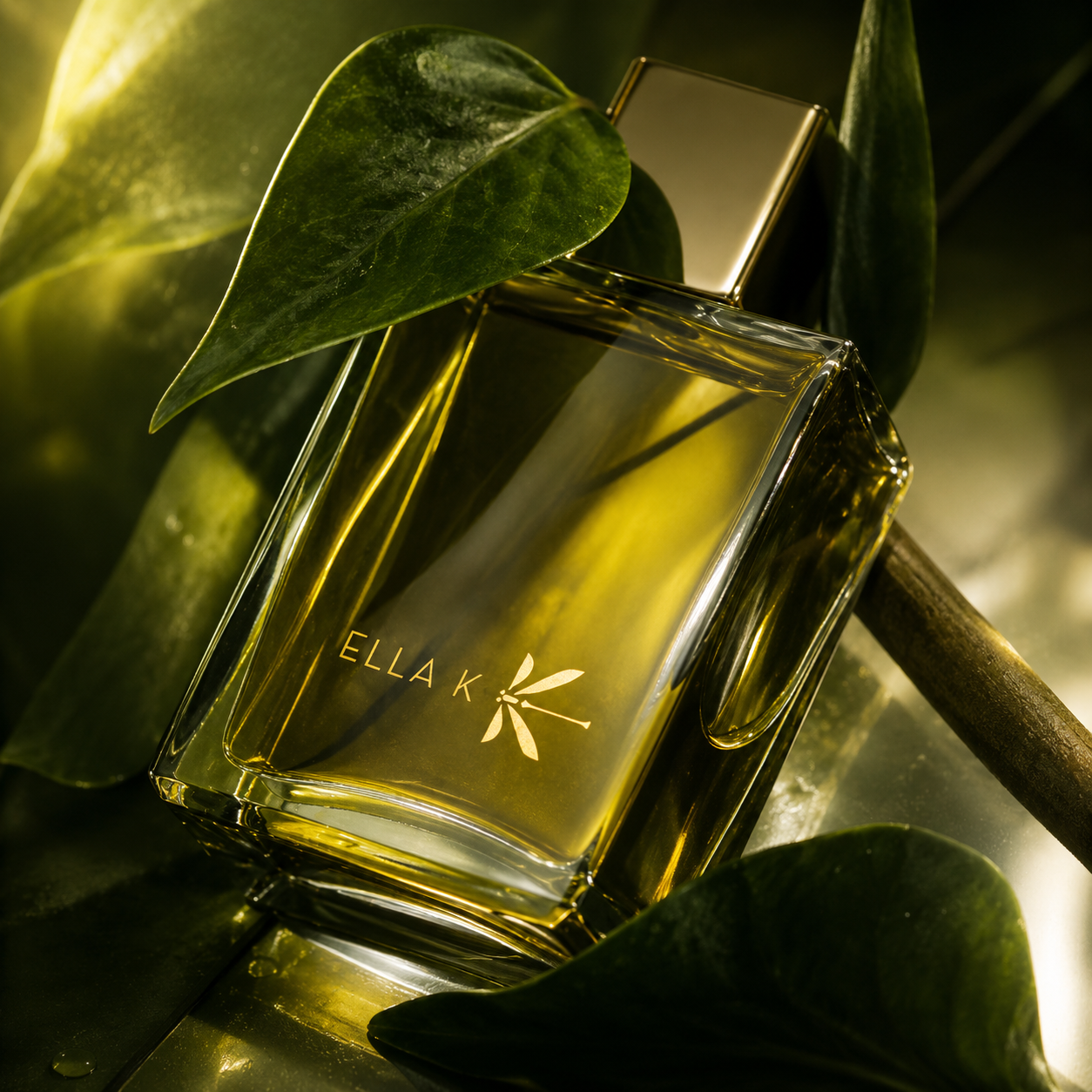 Poème de Sagano d'Ella K, eau de parfum, flacon en mise en scène entouré de feuilles vertes.