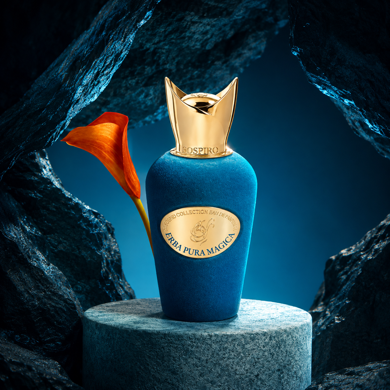 Erba Pura Magica de Sospiro, eau de parfum 100 ml, flacon en mise en scène sur un socle de pierre dans une grotte bleue.