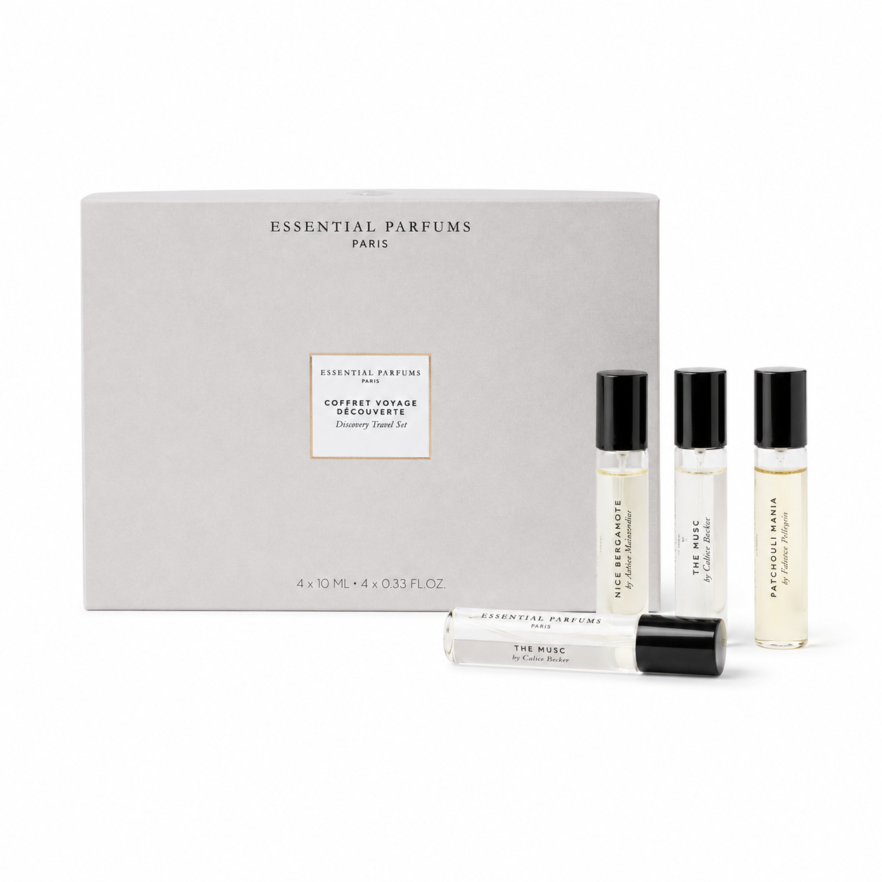 Coffret Voyage Discovery Travel Set Essential Parfums 4 × 10 ml avec quatre parfums de voyage sur fond blanc.