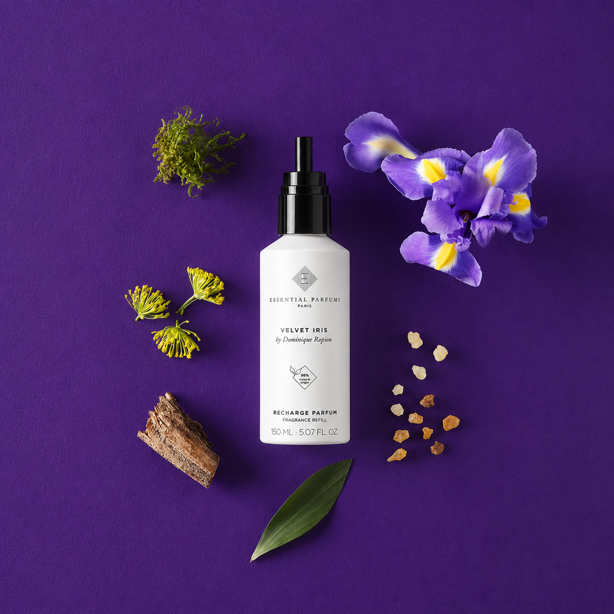 Recharge parfum Velvet Iris 150 ml Essential Parfums entourée d'une fleur d'iris et de notes naturelles sur fond violet.