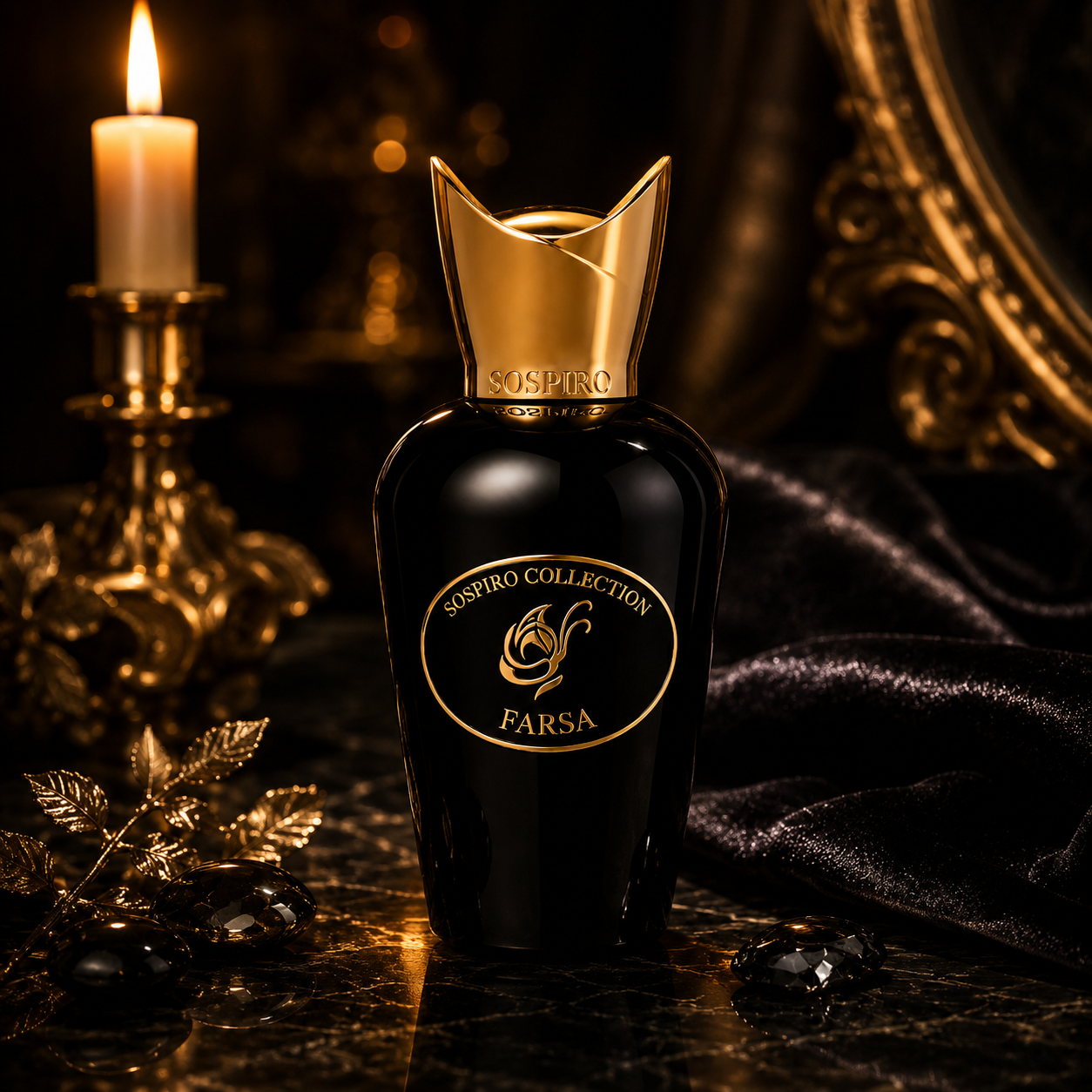 Farsa de Sospiro, eau de parfum 75 ml, flacon en mise en scène à la bougie devant un cadre doré.