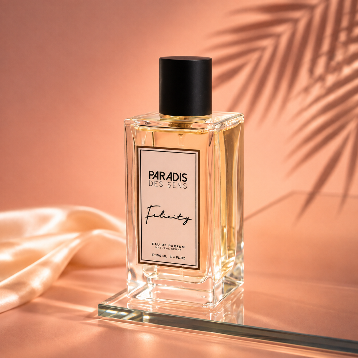 Felicity de Paradis des Sens, eau de parfum 100 ml, flacon transparent en mise en scène.