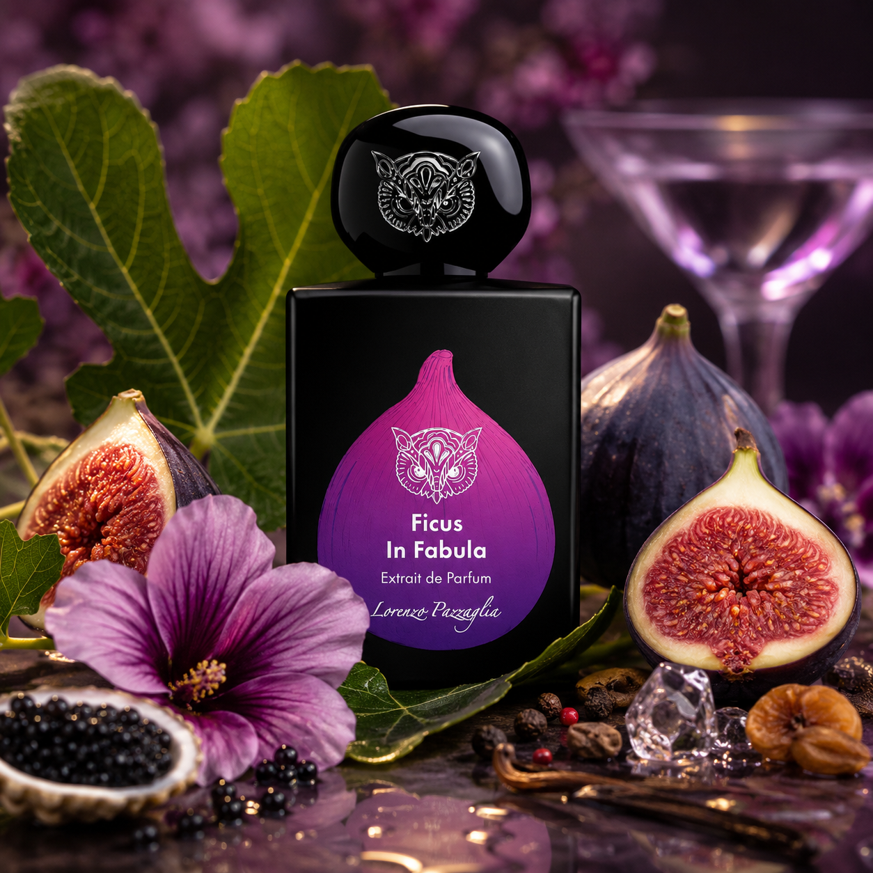 Ficus In Fabula de Lorenzo Pazzaglia, extrait de parfum 50 ml, flacon en ambiance avec figues fraîches, feuilles de figuier, hibiscus, caviar, vanille, noisettes et notes marines.