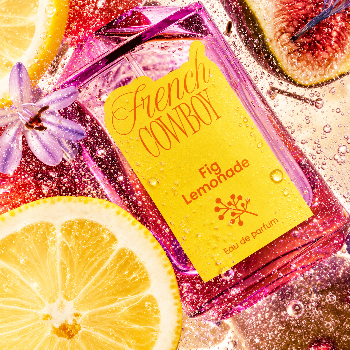 Fig Lemonade de French Cowboy, eau de parfum 100 ml, mise en scène avec tranches de citron, figue et bulles pétillantes.