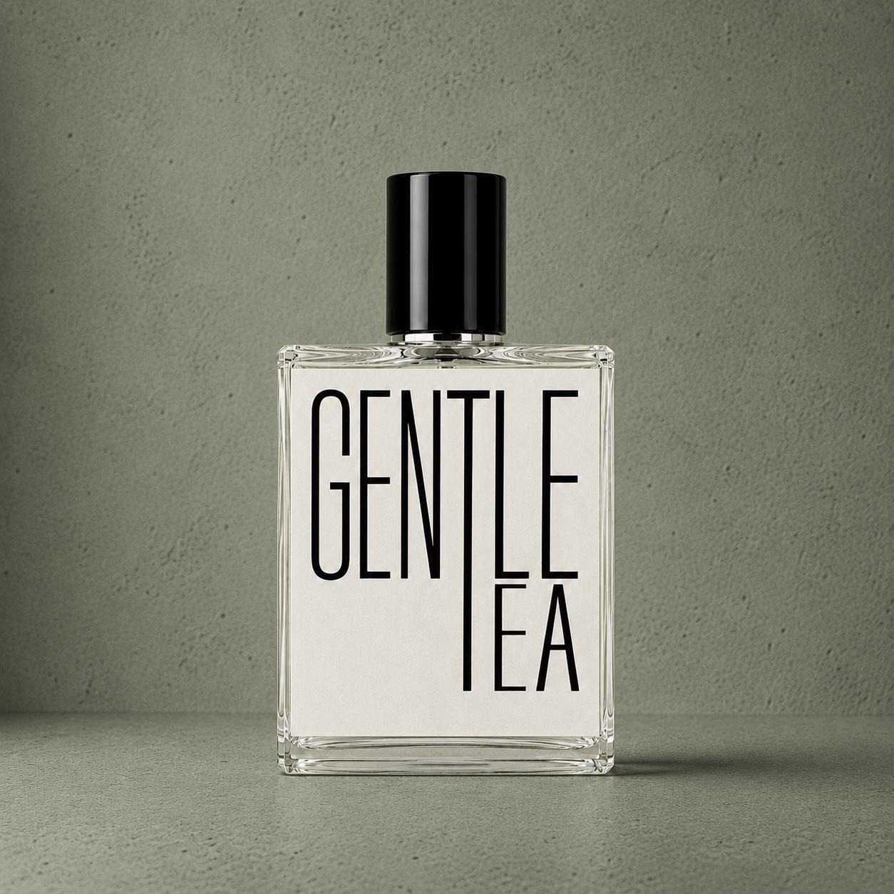 Flacon Gentle Tea Indices Parfums mis en scène sur fond vert texturé
