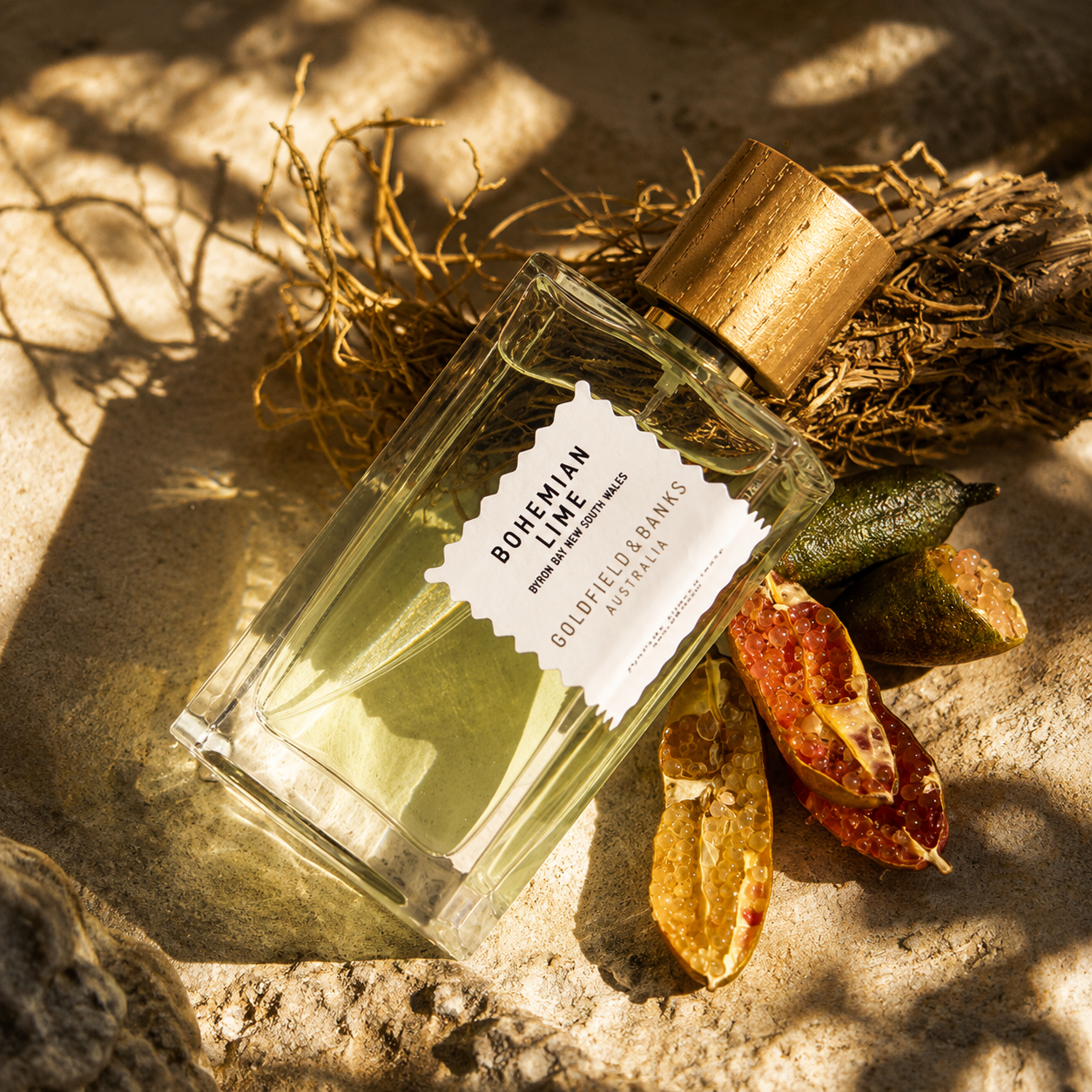 Parfum Bohemian Lime Goldfield & Banks Australia en mise en scène naturelle avec agrumes australiens et lumière dorée