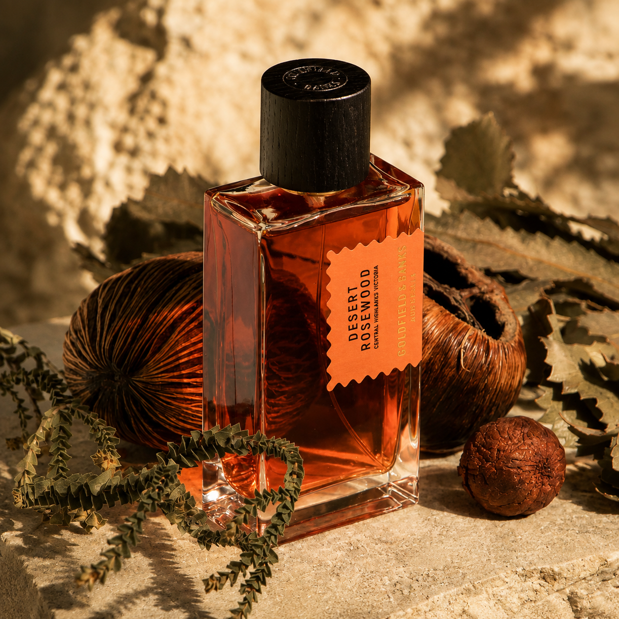Parfum Desert Rosewood Goldfield & Banks Australia en mise en scène boisée aux tons chauds et naturels
