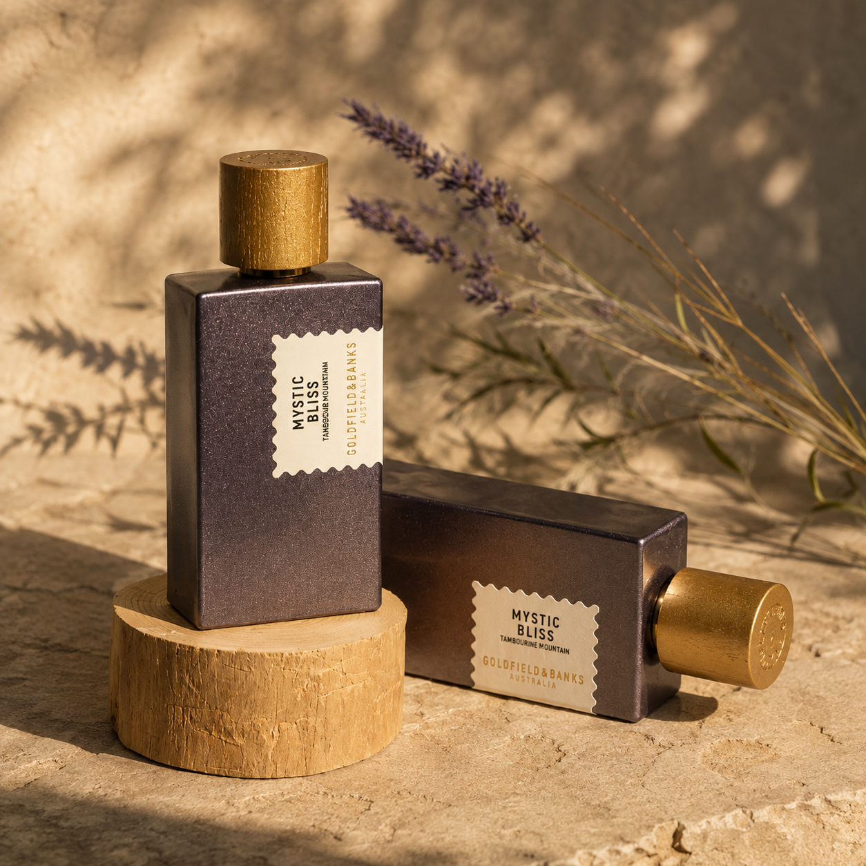 Parfum Mystic Bliss Goldfield & Banks Australia en mise en scène avec lavande, bois naturel et lumière dorée