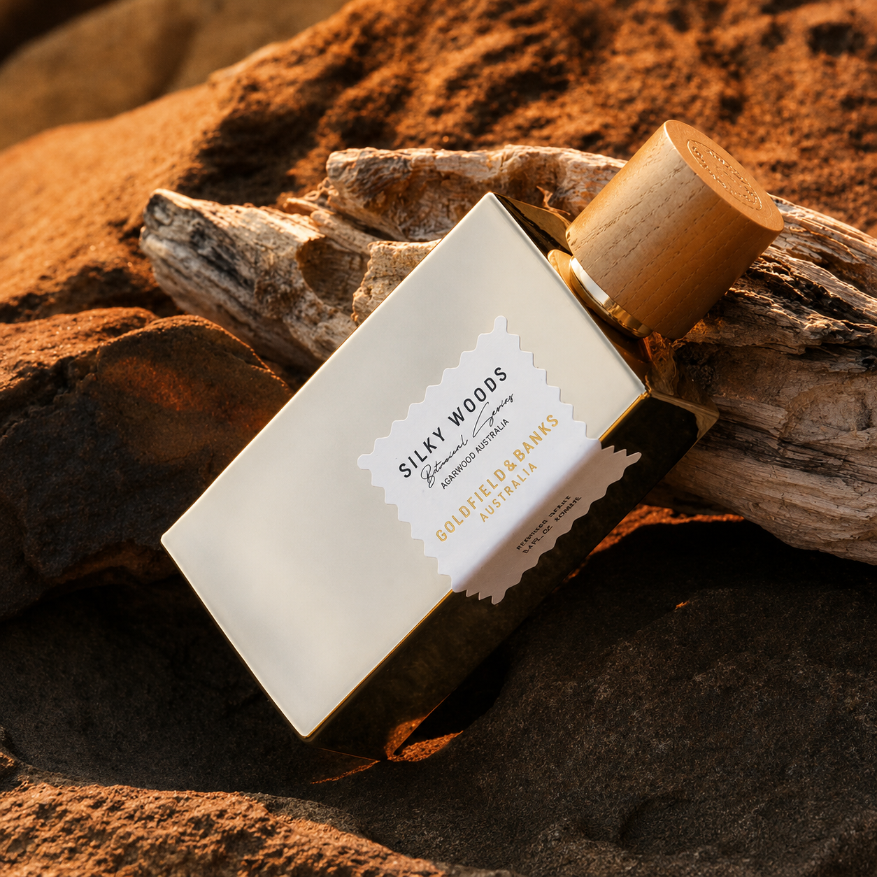 Parfum Silky Woods Goldfield & Banks Australia en mise en scène boisée aux tons chauds et dorés
