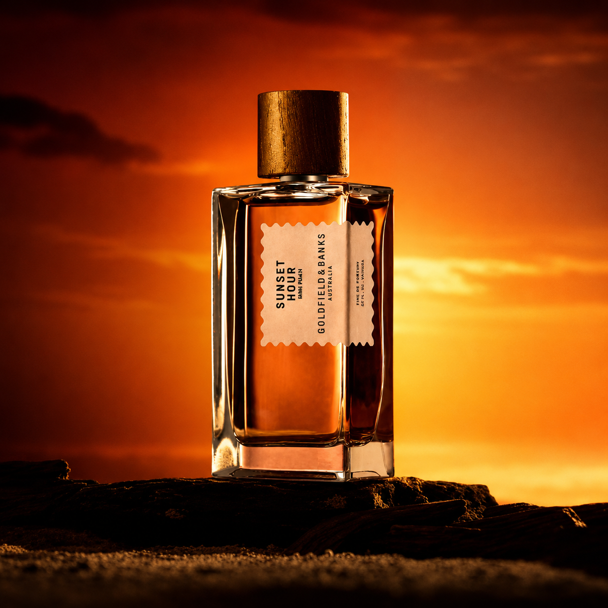 Parfum Sunset Hour Dark Peach Goldfield & Banks Australia en mise en scène face à un coucher de soleil aux tons orange intenses