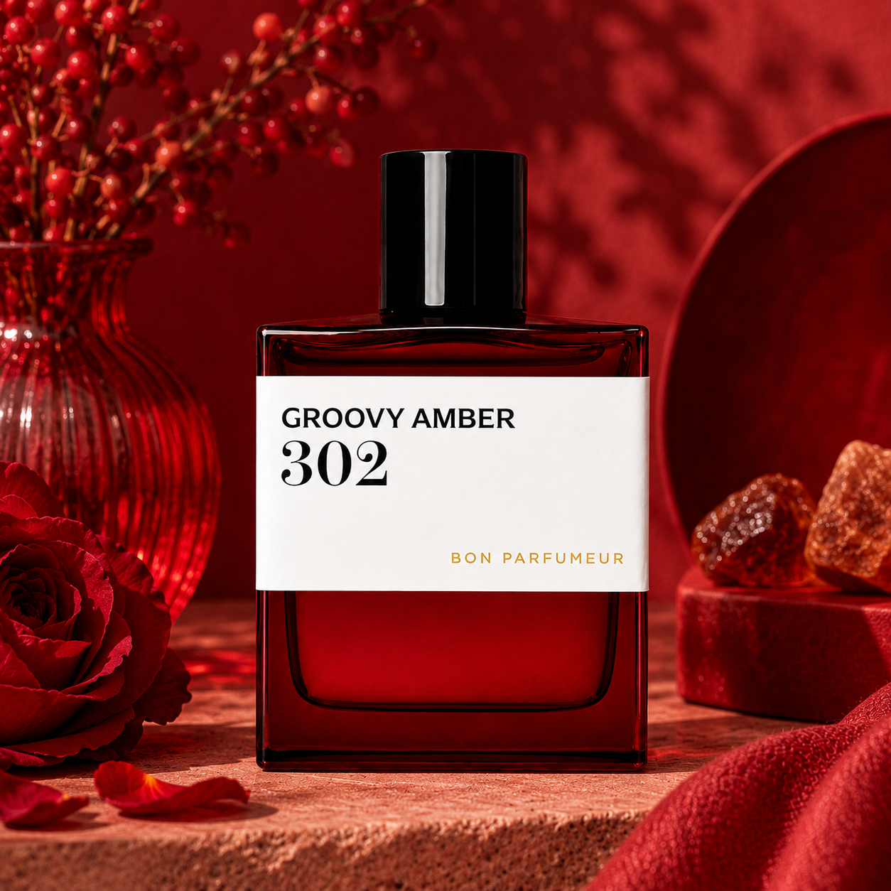 302 Groovy Amber de Bon Parfumeur, eau de parfum 100 ml, flacon en mise en scène avec roses rouges et ambre.
