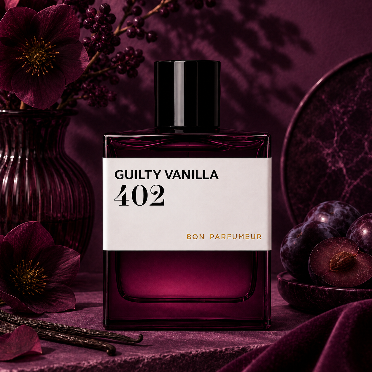402 Guilty Vanilla de Bon Parfumeur, eau de parfum 100 ml, flacon en mise en scène avec gousses de vanille et prunes.