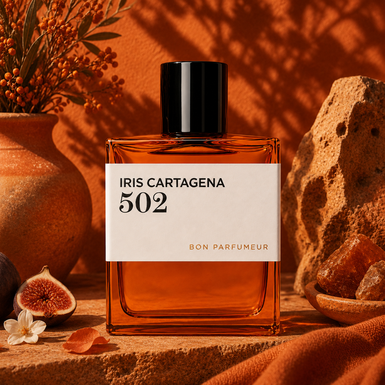 502 Iris Cartagena Édition Limitée de Bon Parfumeur, eau de parfum 100 ml, flacon en mise en scène terracotta avec figues.