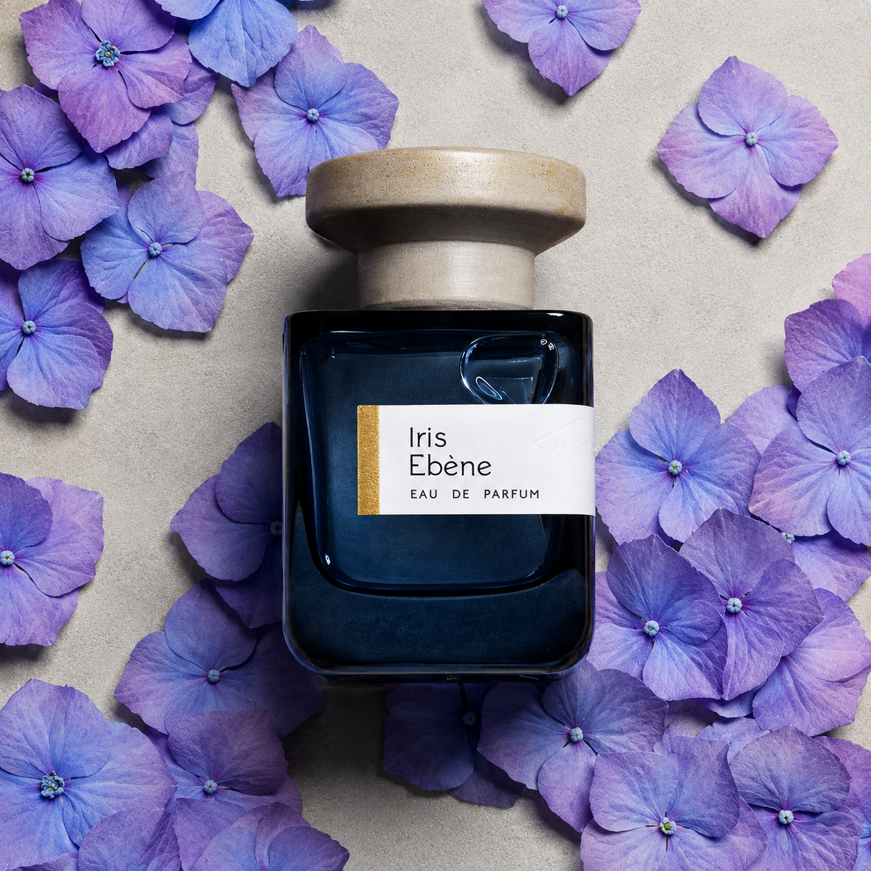 Iris Ébène Eau de Parfum 100 ml avec fleurs d'iris violettes