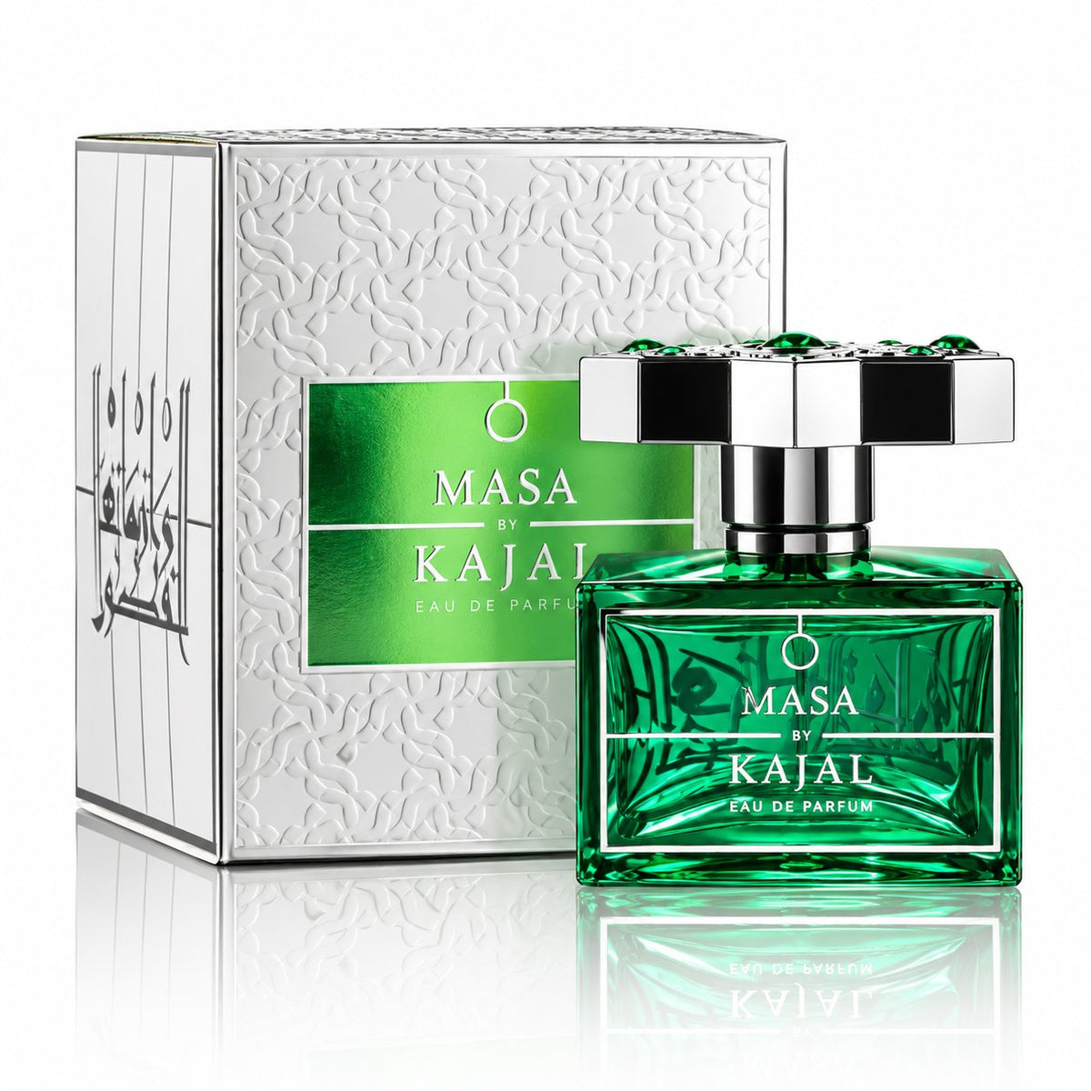 Masa de Kajal, eau de parfum 100 ml, flacon vert et son coffret sur fond blanc.