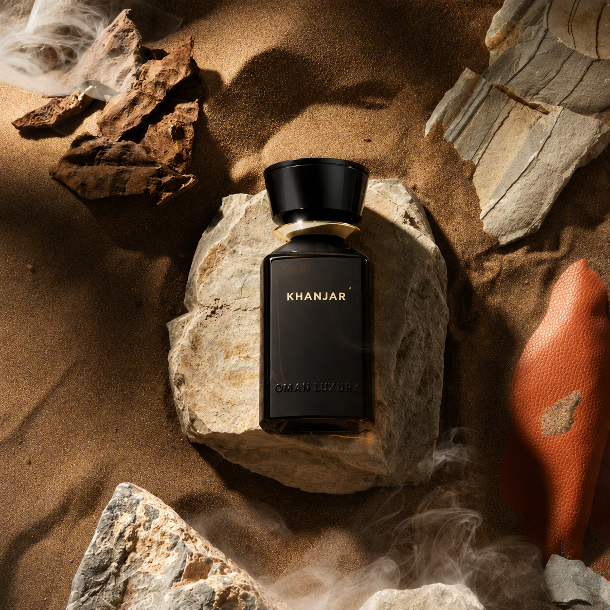 Khanjar by Oman Luxury flacon de parfum dans un décor minéral et désertique