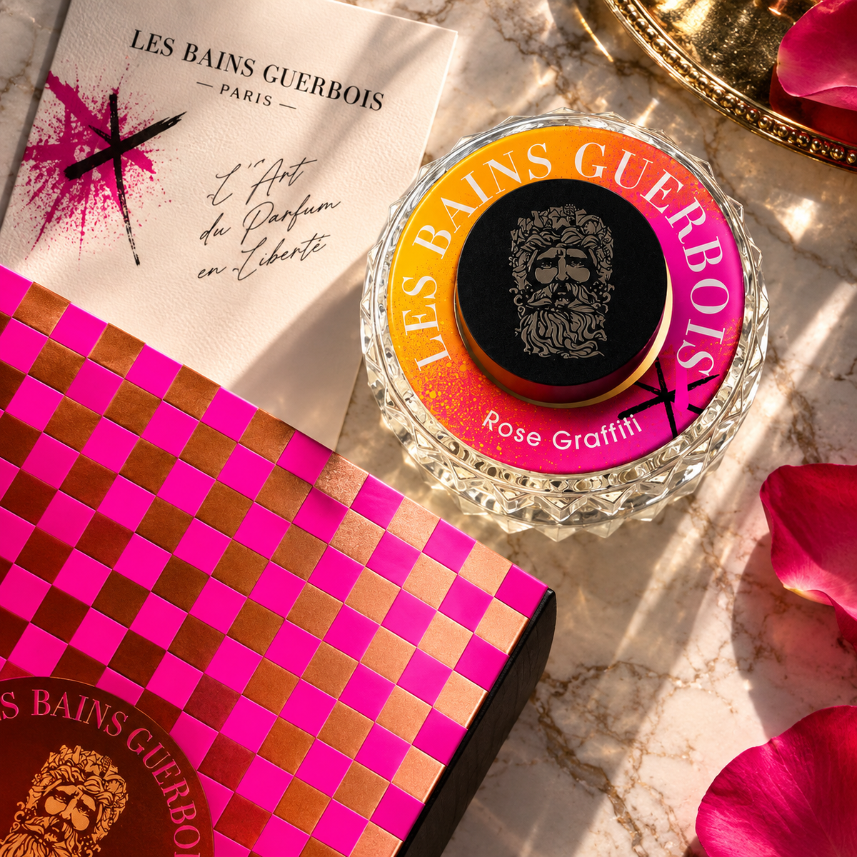 Rose Graffiti de Les Bains Guerbois, eau de parfum 100 ml, capot vu de dessus dans une coupelle de cristal, entre pétales de rose.