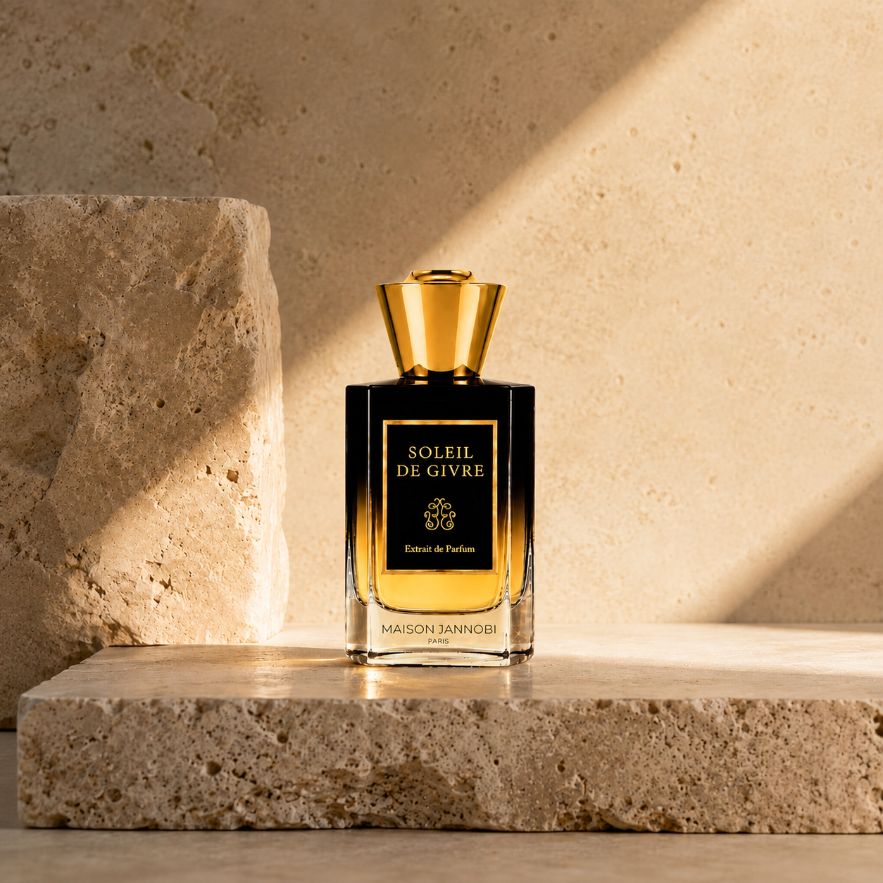 Maison Jannobi Soleil de Givre extrait de parfum sur socle en travertin avec lumière naturelle dans un décor minéral beige