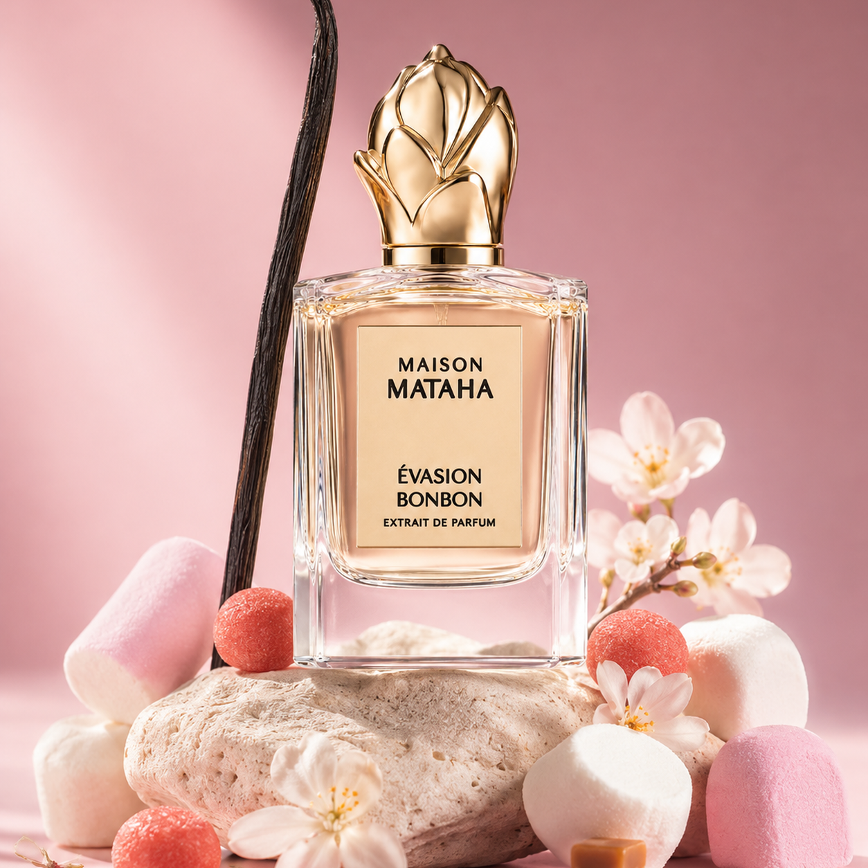 Maison Mataha Évasion Bonbon Extrait de Parfum dans un univers gourmand rose avec gousse de vanille, guimauves, bonbons et fleurs délicates