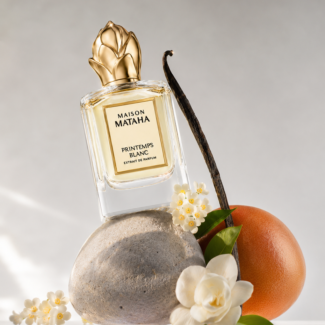 Maison Mataha Printemps Blanc Extrait de Parfum dans un décor lumineux avec vanille, fleur d’oranger, fleurs blanches et agrume sur pierre naturelle