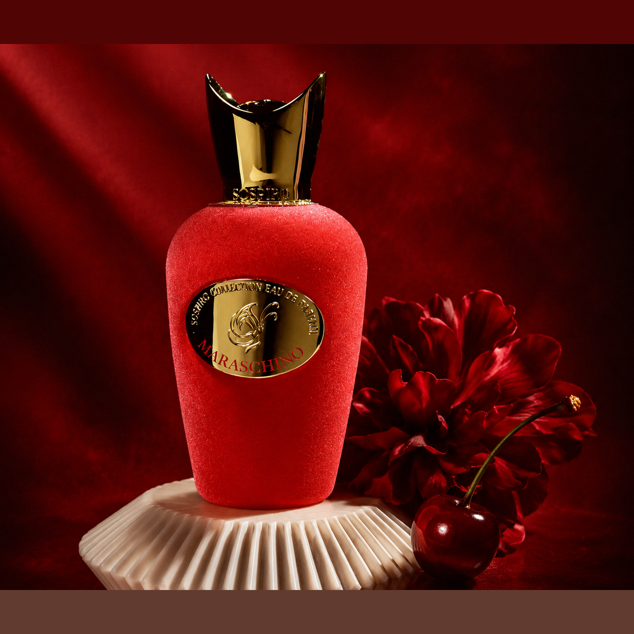 Maraschino de Sospiro, eau de parfum 100 ml, flacon en mise en scène avec pivoine et cerise sur drapé rouge.