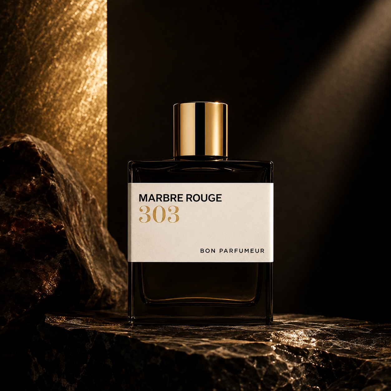 303 Marbre Rouge de Bon Parfumeur, extrait de parfum 100 ml, flacon en mise en scène sur marbre et or.