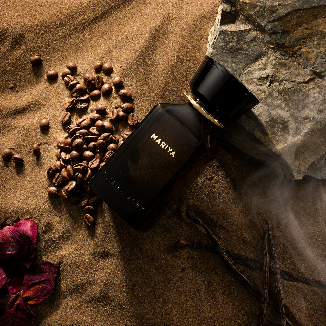 Mariya by Oman Luxury flacon de parfum avec café, vanille et sable dans un décor naturel