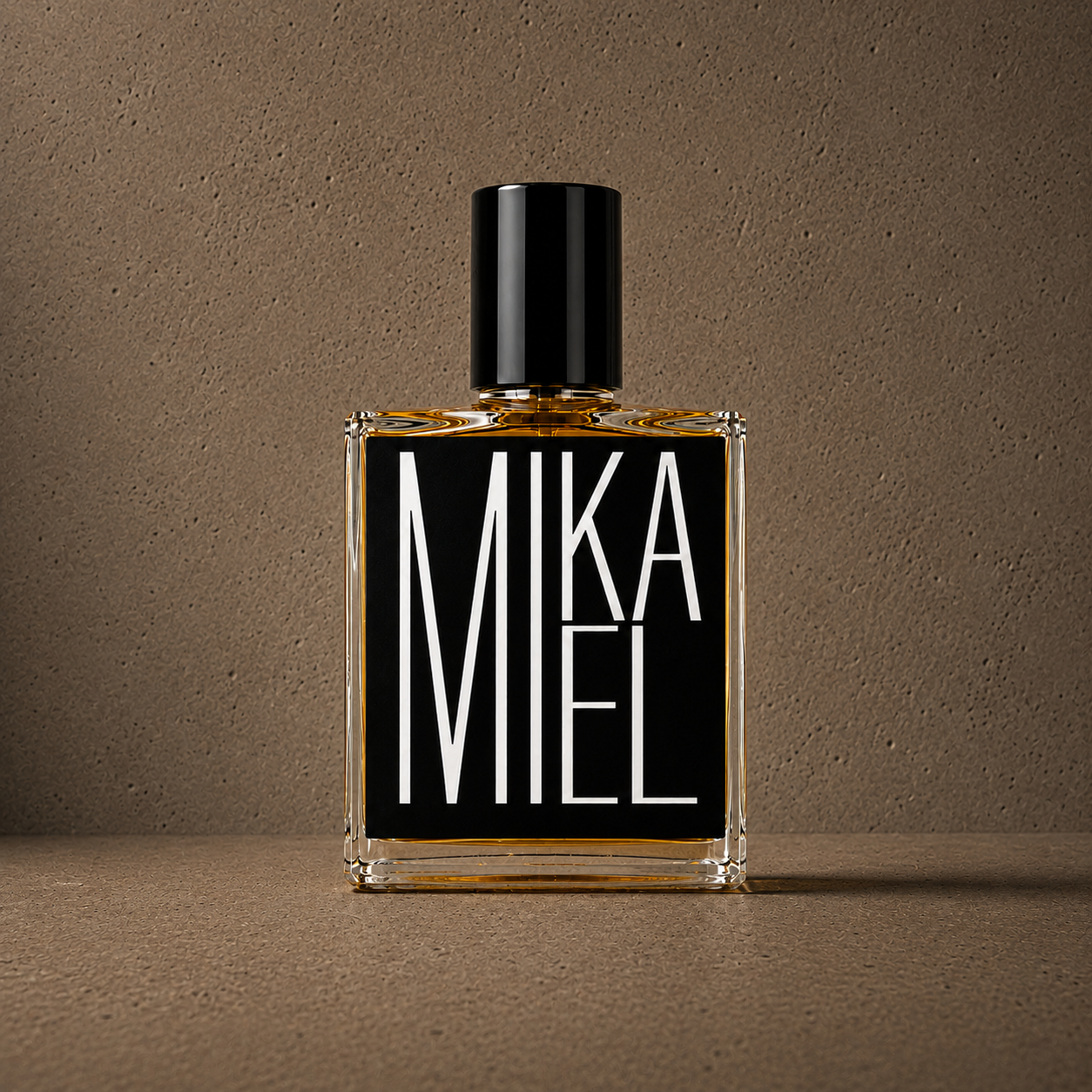 Flacon Mikamiel Indices Parfums mis en scène sur fond brun texturé