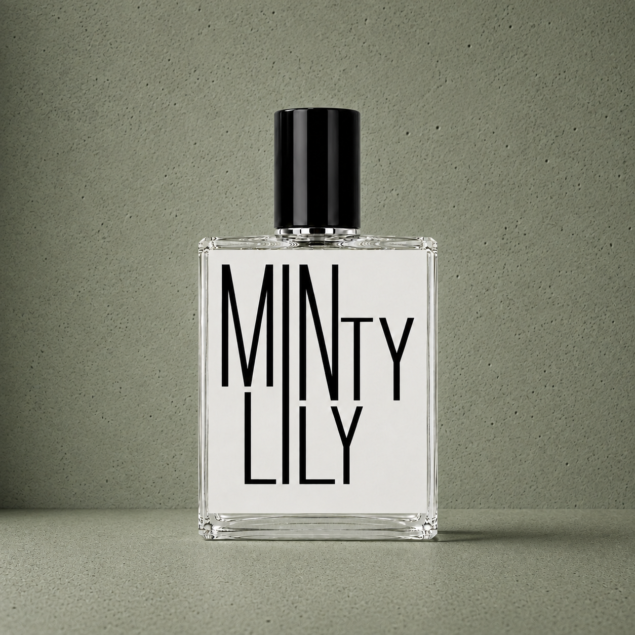 Flacon Minty Lily Indices Parfums mis en scène sur fond vert texturé