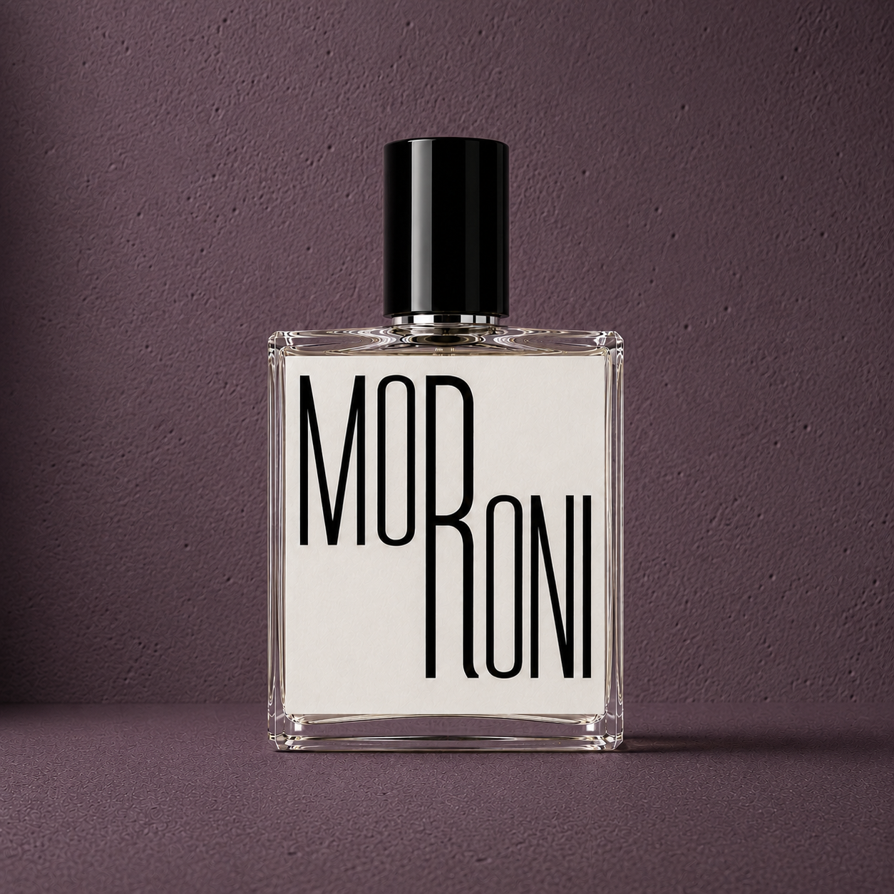 Flacon Moroni Indices Parfums mis en scène sur fond mauve texturé