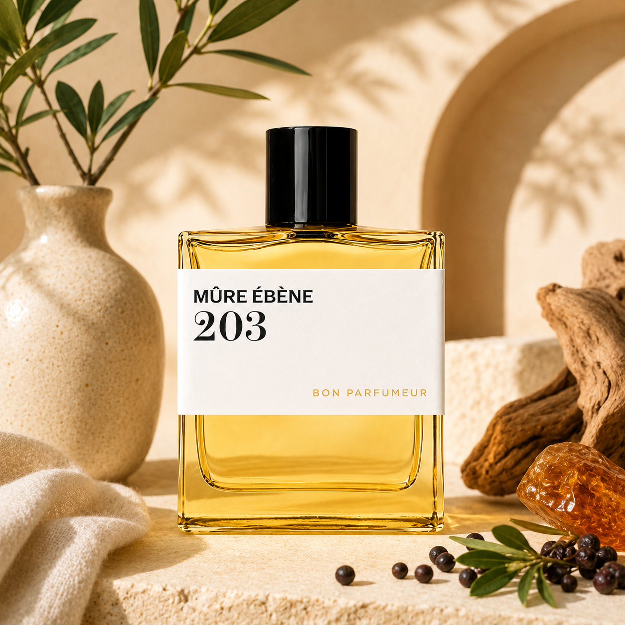 203 Mûre Ébène de Bon Parfumeur, eau de parfum 100 ml, flacon en mise en scène avec mûres et bois flotté.