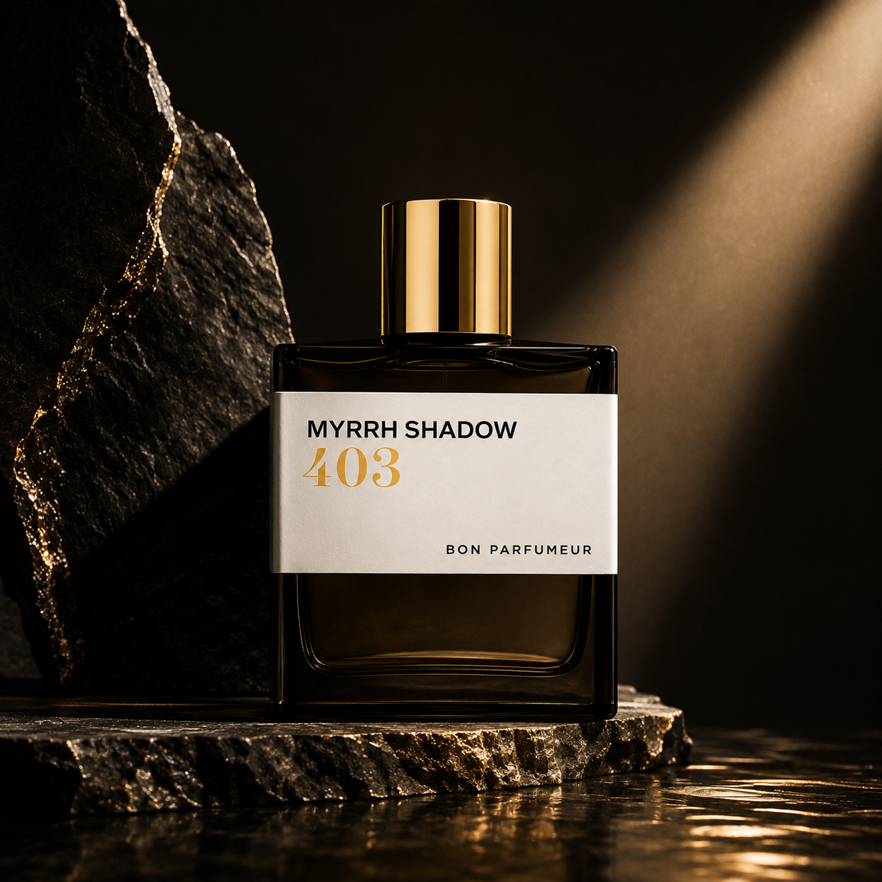 403 Myrrh Shadow de Bon Parfumeur, extrait de parfum 100 ml, flacon en mise en scène sur pierre sombre et or.