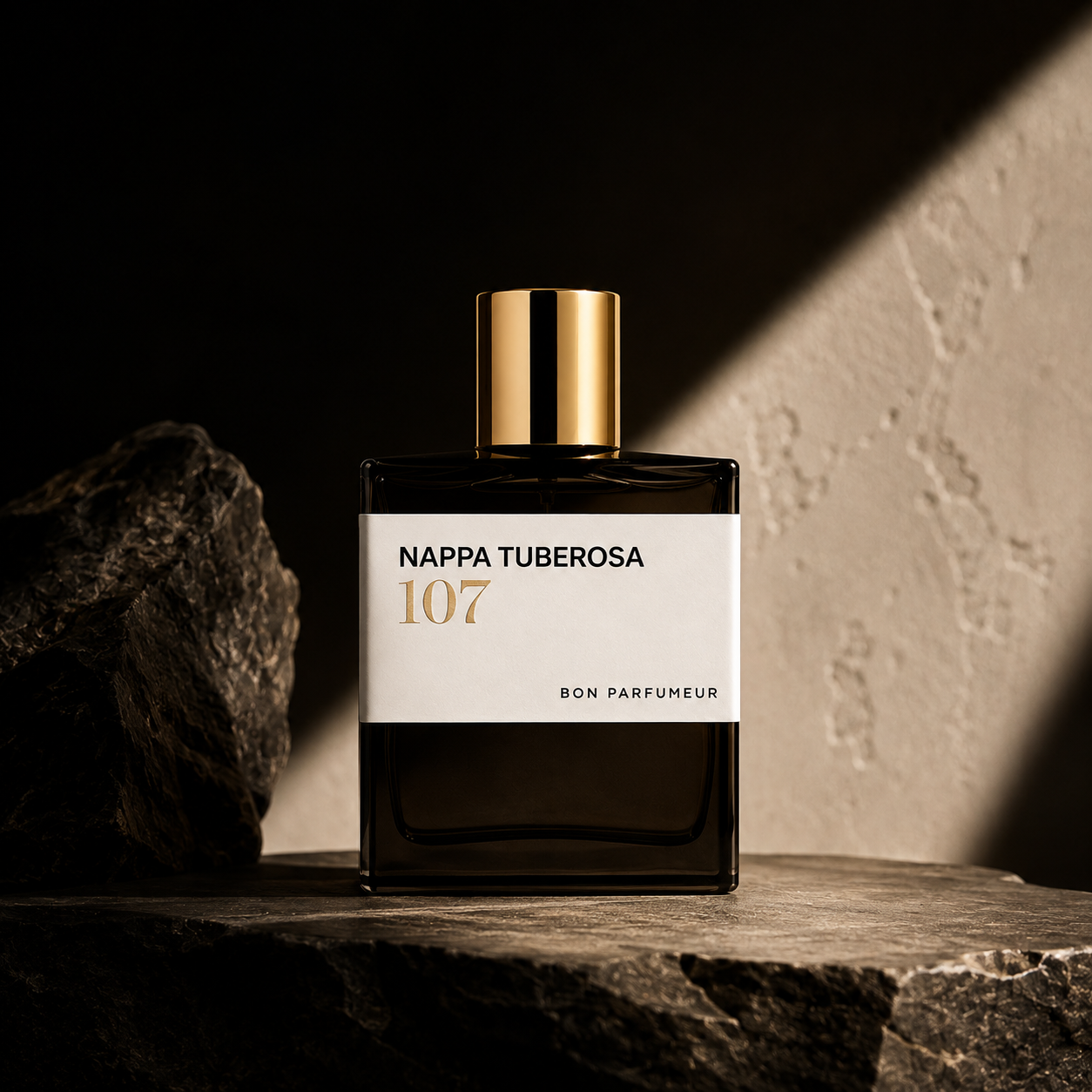 107 Nappa Tuberosa de Bon Parfumeur, extrait de parfum 100 ml, flacon en mise en scène sur pierre et béton.