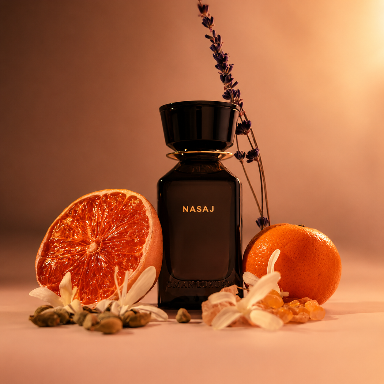Nasaj by Oman Luxury flacon de parfum avec agrumes, lavande, fleurs blanches et résines naturelles sur fond chaleureux