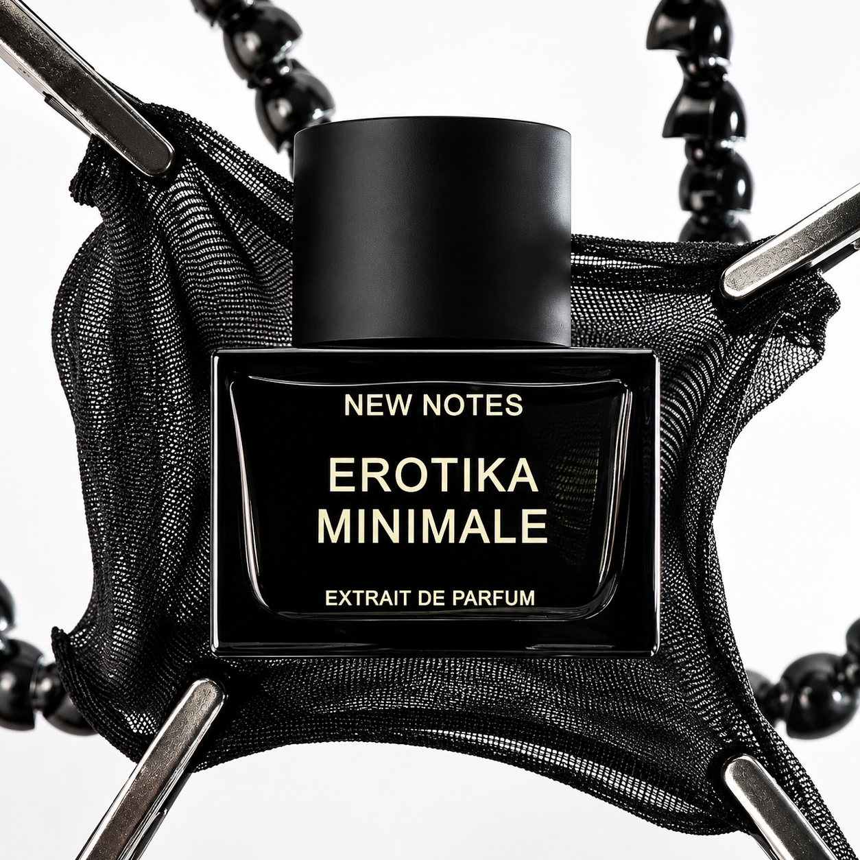Erotika Minimale de New Notes, extrait de parfum, flacon en mise en scène.
