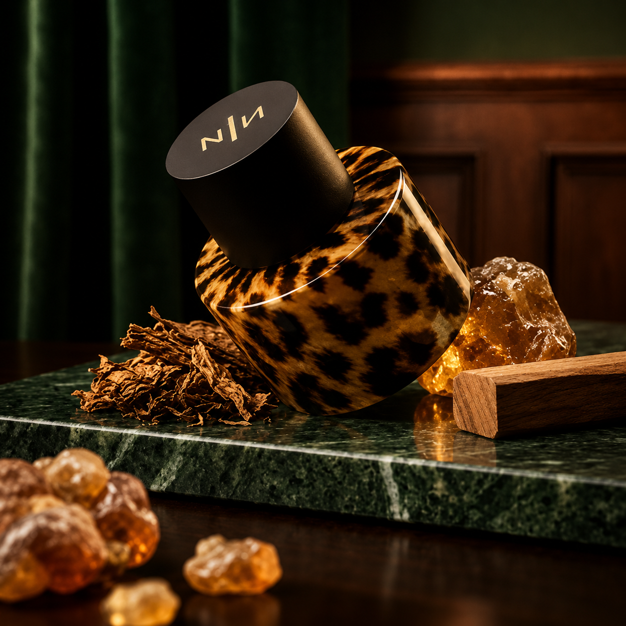 Felina de New Notes, extrait de parfum, flacon en mise en scène.