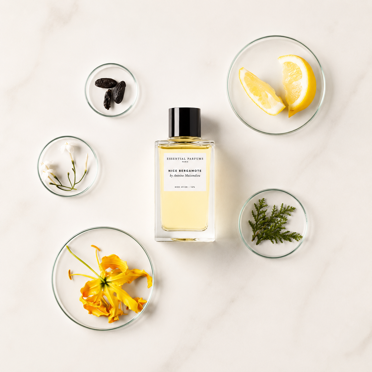 Nice Bergamote d'Essential Parfums, eau de parfum 100 ml entourée de bergamote, jasmin, ylang-ylang, fève tonka et bois de cèdre sur fond clair.