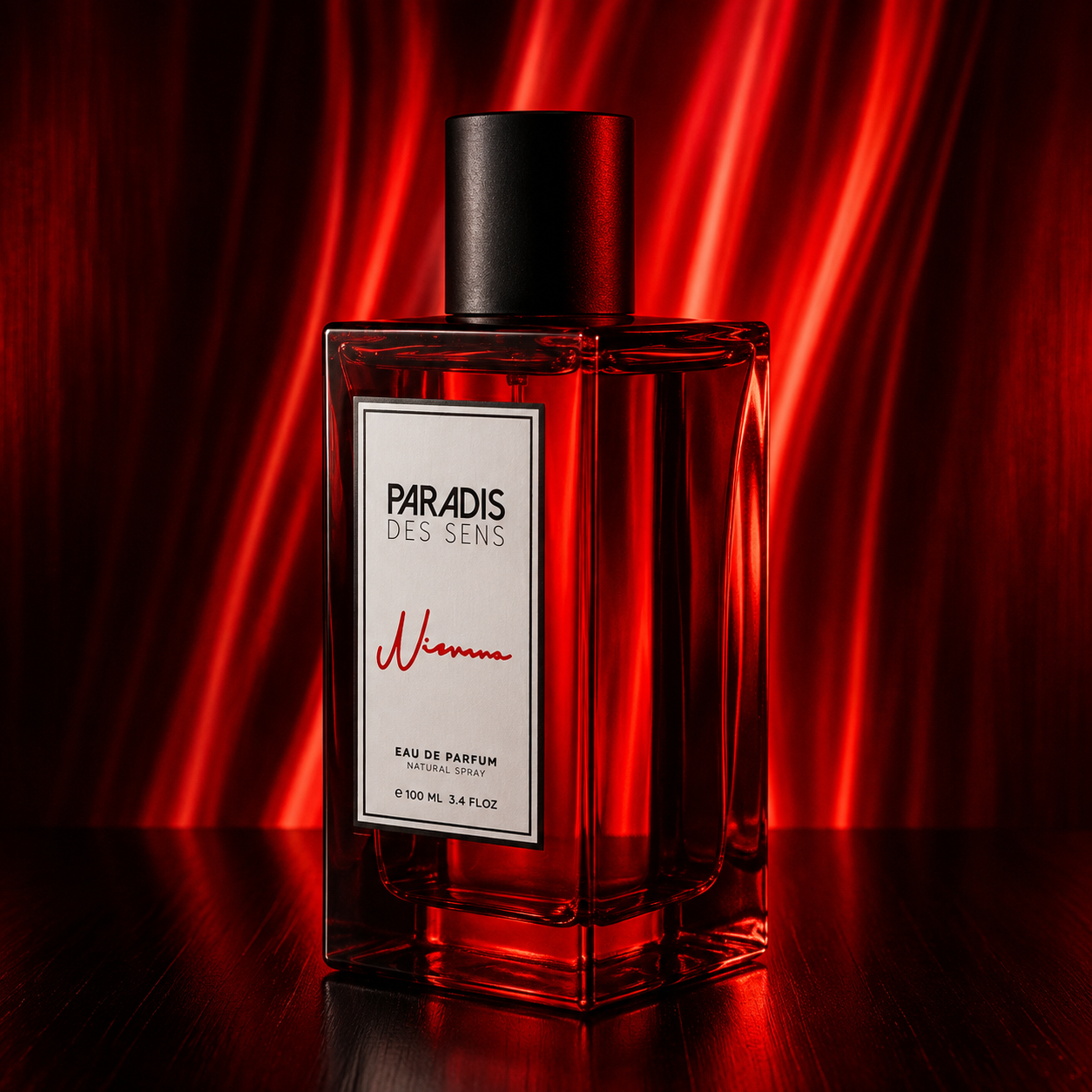 Nirvana de Paradis des Sens, eau de parfum 100 ml, flacon rouge en mise en scène.
